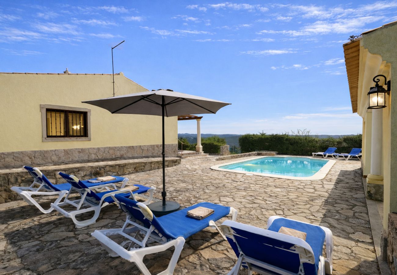 Piscina privada ao pôr do sol numa moradia isolada em São Brás de Alportel, Algarve