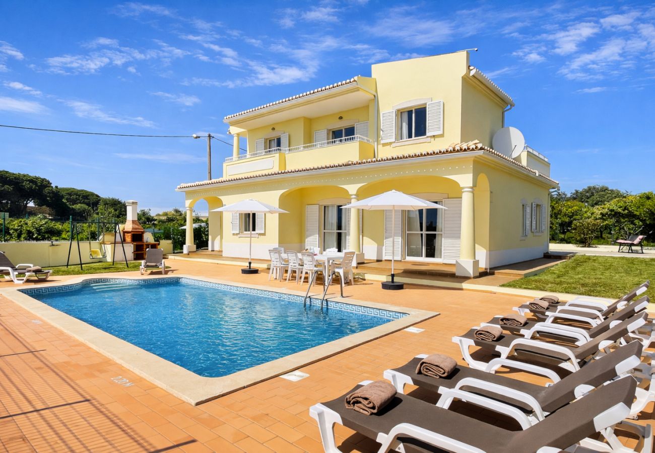 Moradia com piscina privada e zona exterior em Albufeira