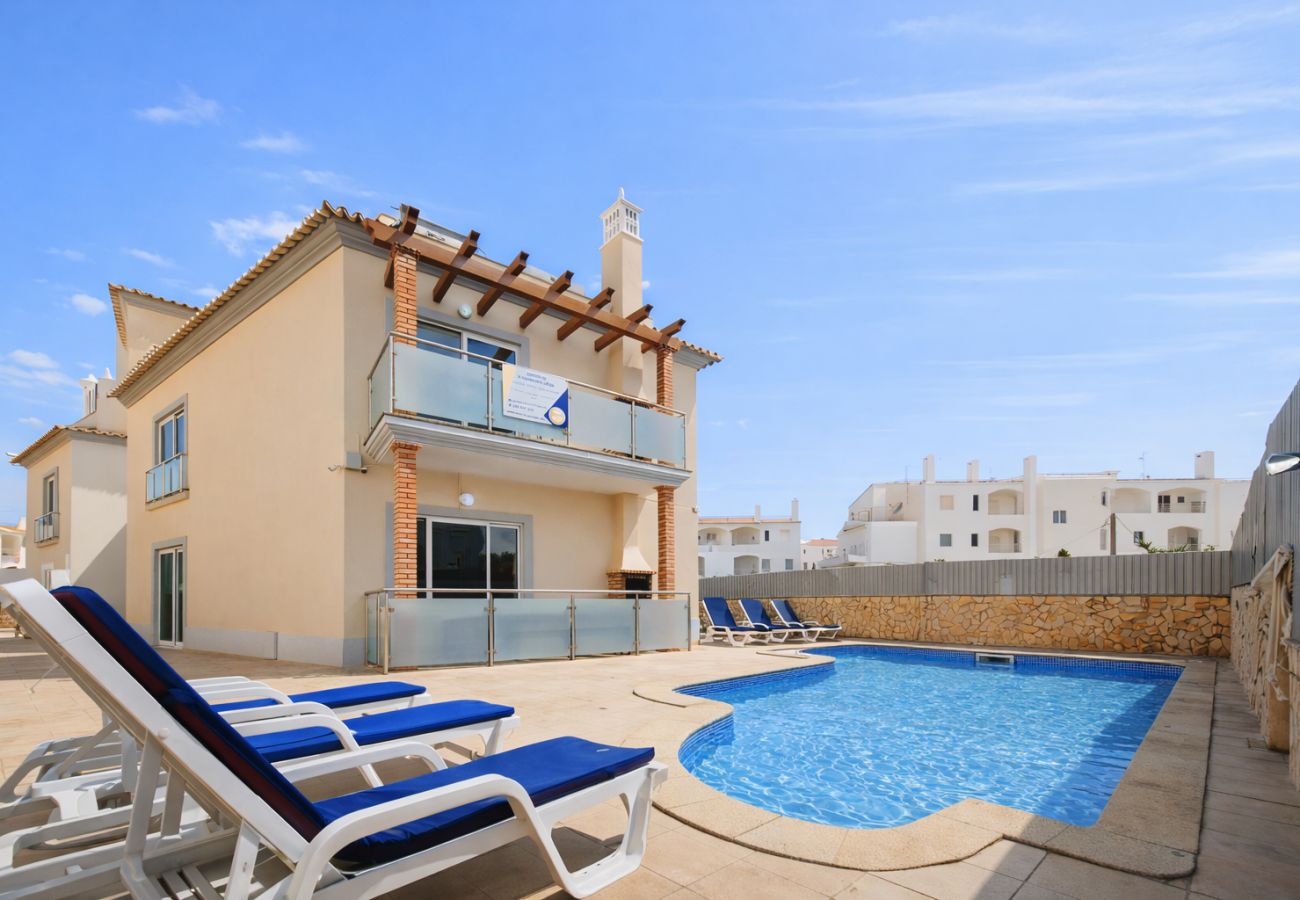 Apartamento em condomínio com piscina partilhada, próximo da vida noturna da Strip, em Albufeira