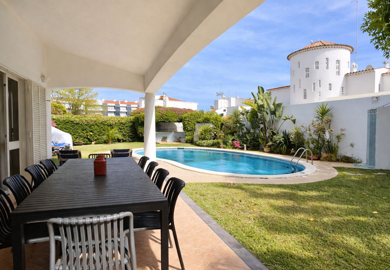 Piscina privada de vivenda em Albufeira com terraço coberto, jardim e zona de refeições exterior