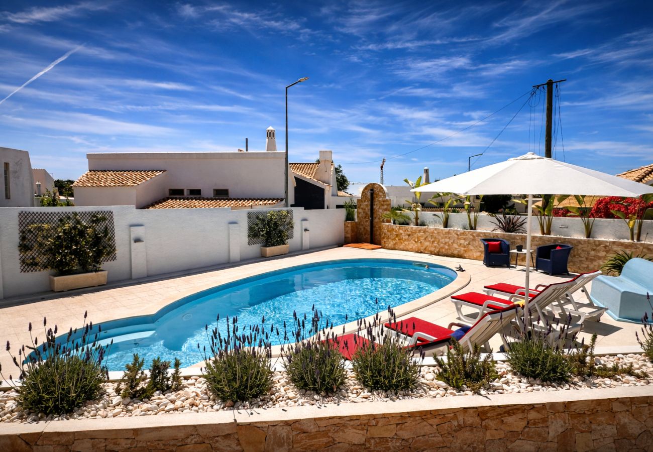 Casa com piscina privada, espreguiçadeiras e zona exterior ideal para relaxar