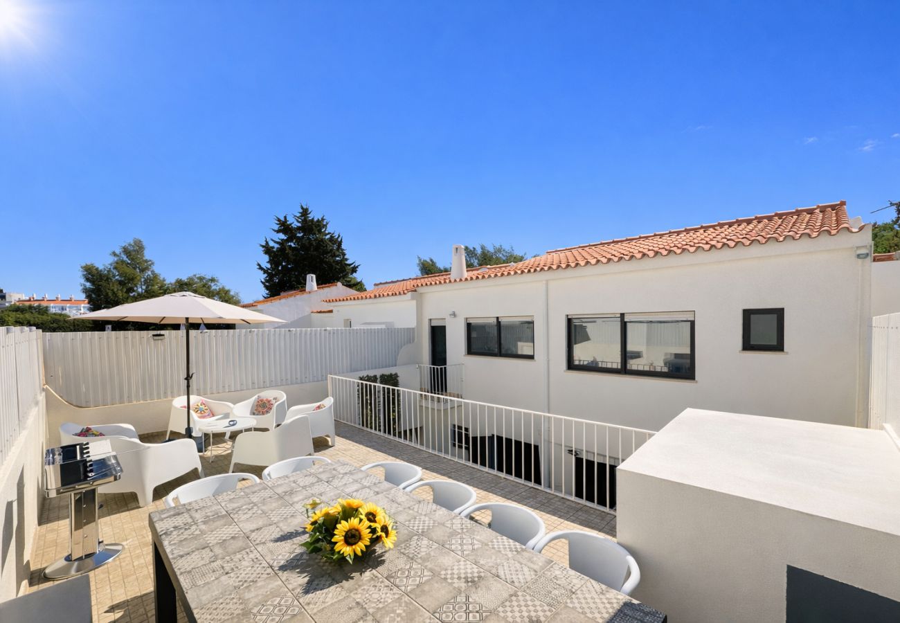 Terraço de casa em Albufeira, junto à vida noturna, ideal para grupos até 12 pessoas