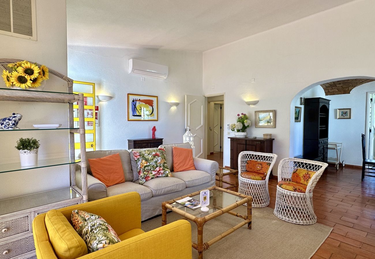 Villa em Vilamoura - Golfe | Piscina Partilhada | 7 Pax | Vilamoura