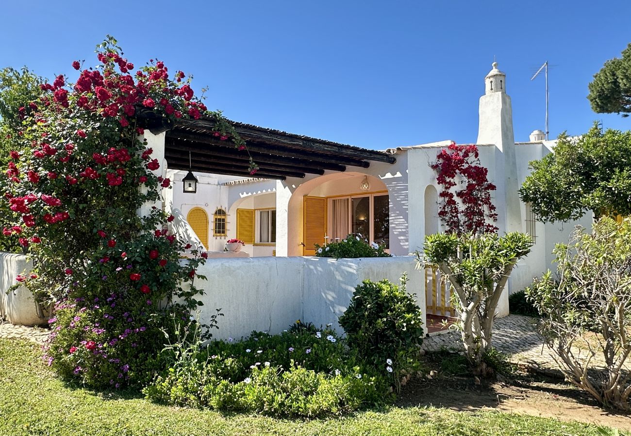 Villa em Vilamoura - Golfe | Piscina Partilhada | 7 Pax | Vilamoura