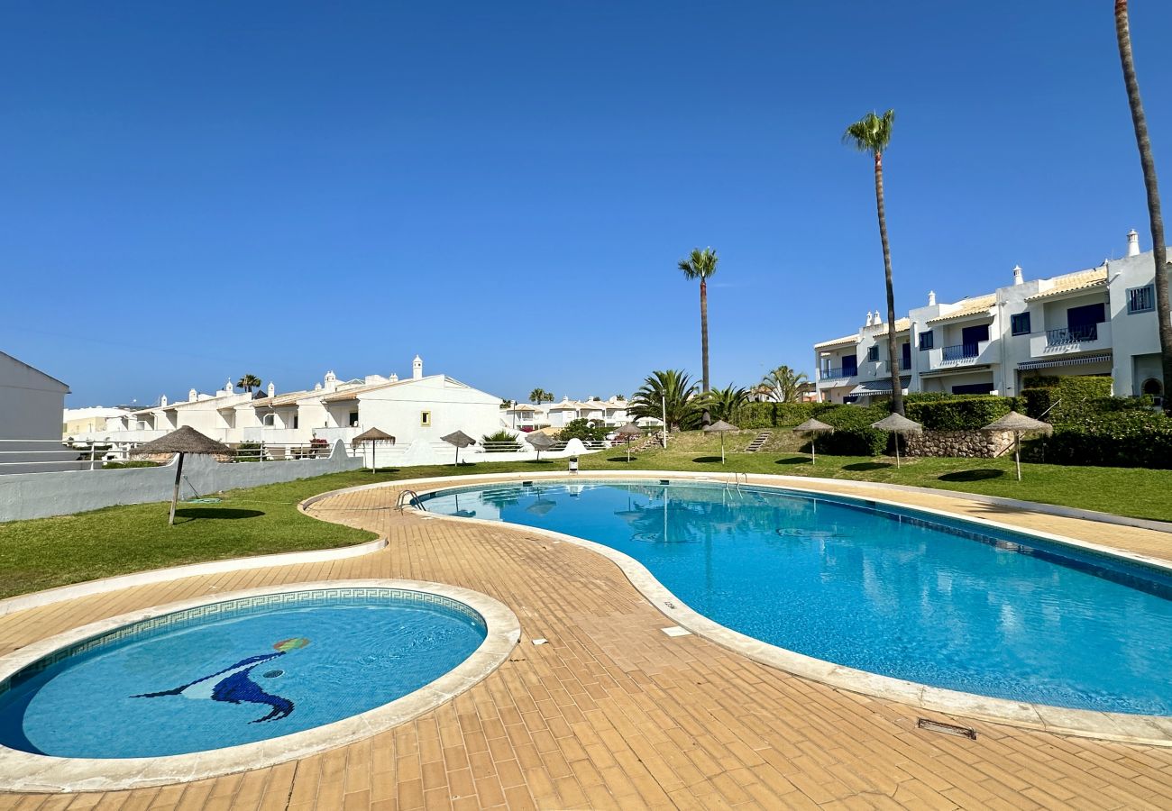 Casa geminada em Albufeira - Jardim da oura 9 | Piscina Comum | 7 P | Albufeira
