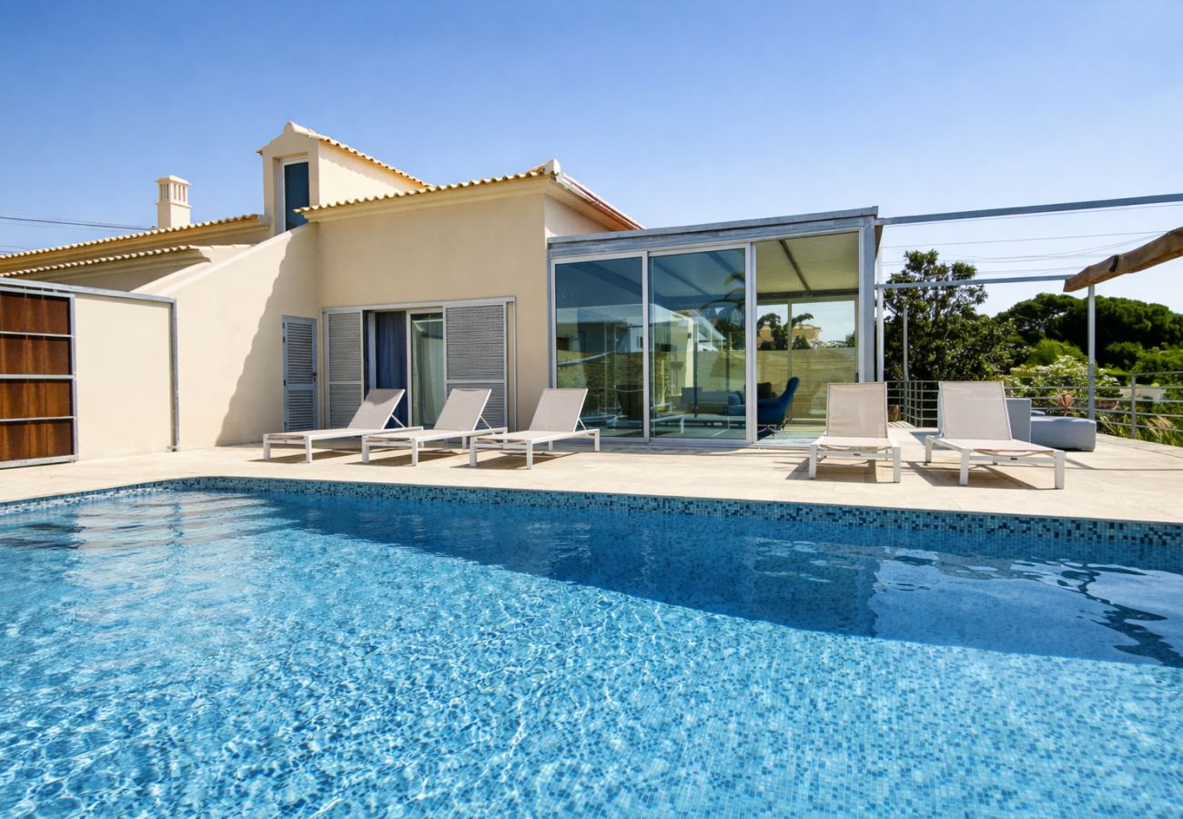 Privater Pool im modernen Stil vor einer zeitgenössischen Villa, mit heller Steinterrasse und Außenbereich zum Entspannen in Quarteira