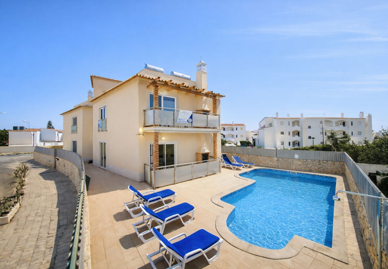 Apartment in einer Wohnanlage mit Gemeinschaftspool, Sonnenliegen und Außenbereichen, direkt an der Strip (Barstraße) in Albufeira gelegen