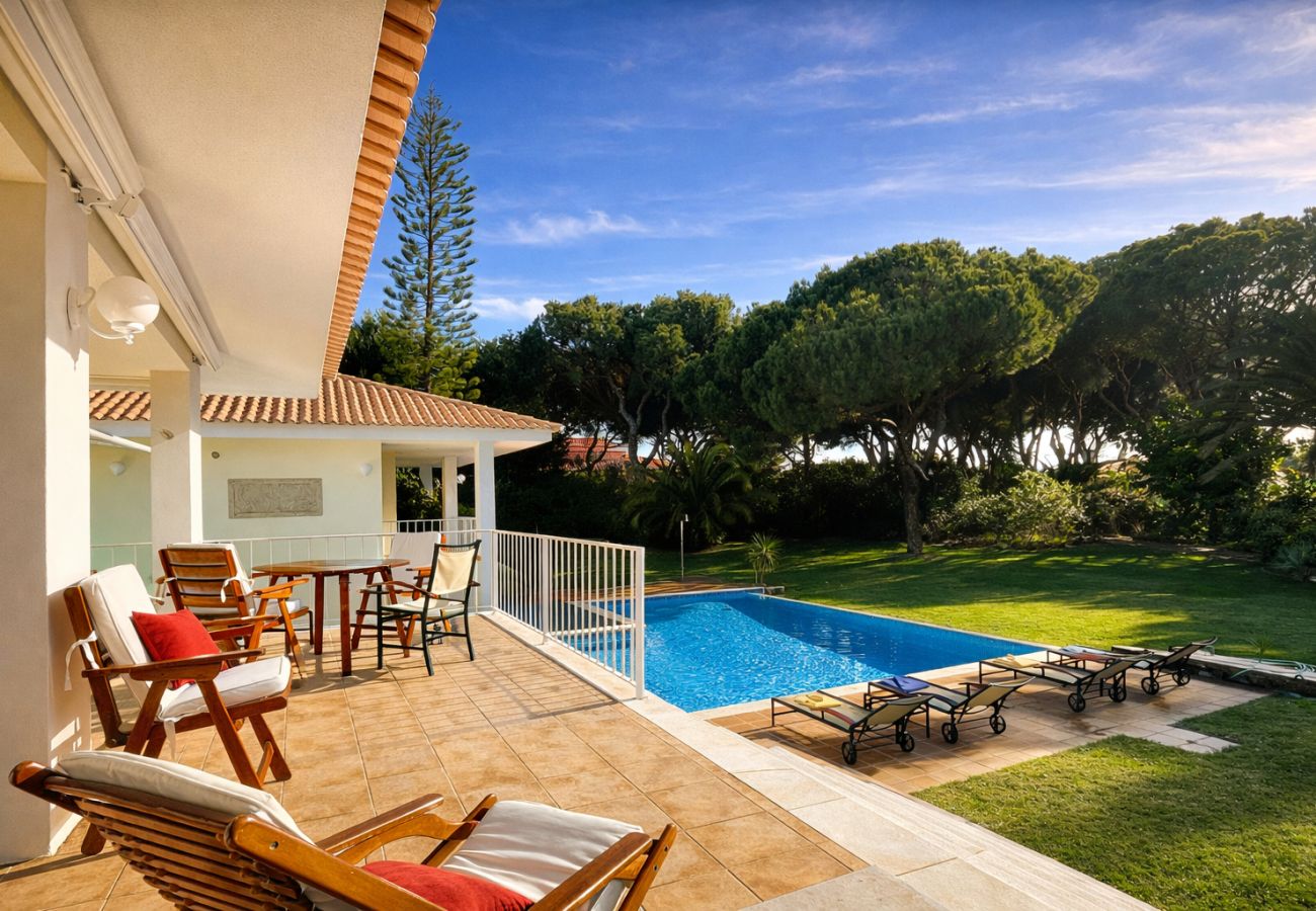 Außenbereich des Hauses mit privatem Pool, Terrasse und Ruhezone im Garten Vilamoura Algarve