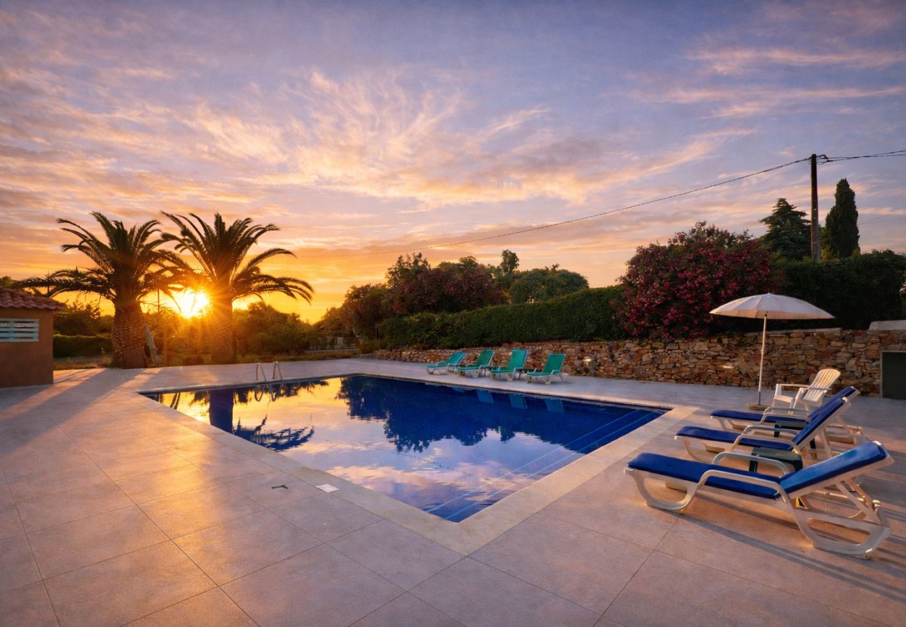 Privater Pool mit Sonnenliegen und ruhiger Atmosphäre bei Sonnenuntergang Quarteira