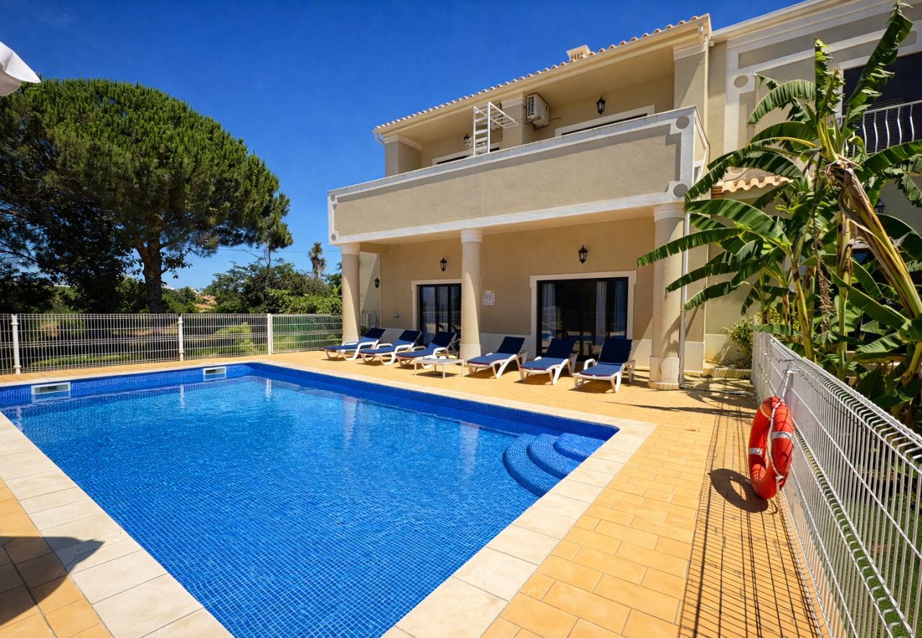 Privater Pool an der Villa mit Sonnenliegen und sonnigem Außenbereich Albufeira Algarve