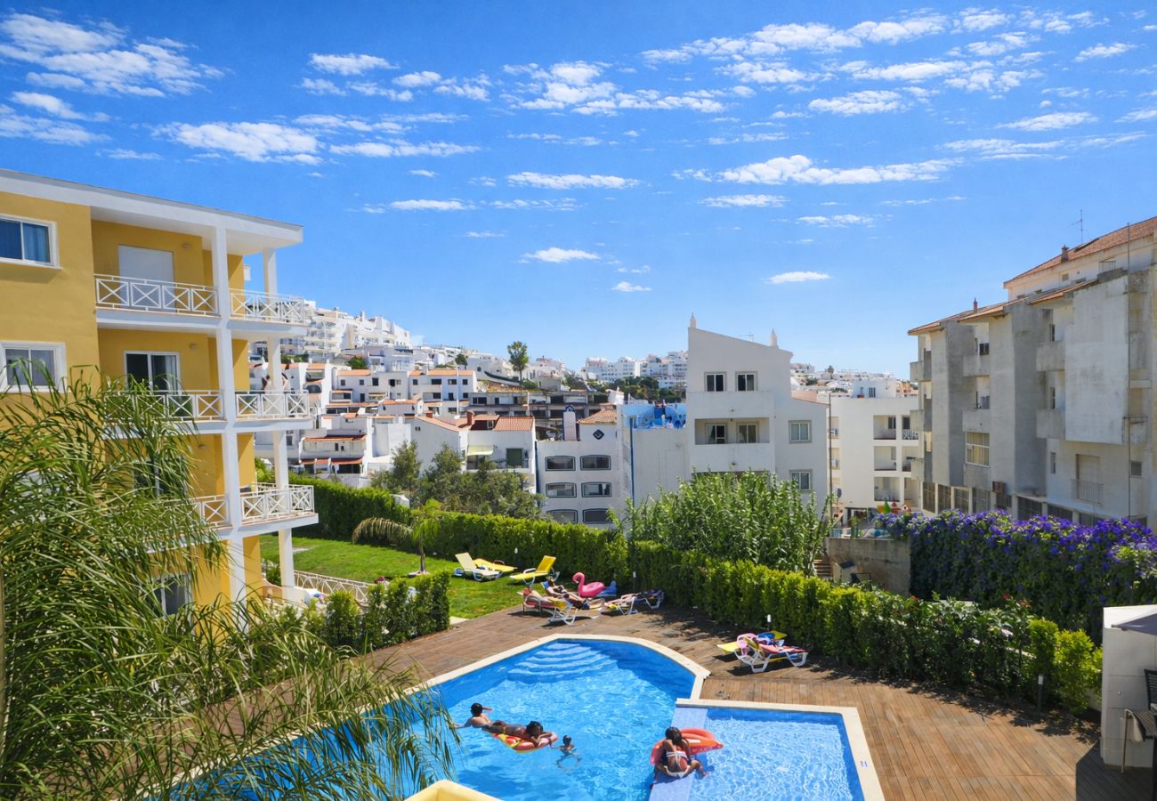 Shared swimming pool in holiday apartment in Albufeira 