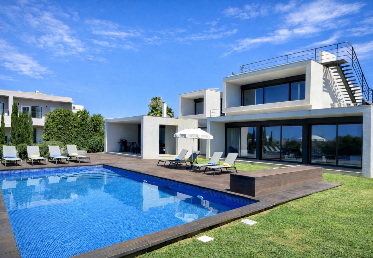 Villa de luxo para até 10 pessoas com piscina privada, zona exterior moderna e espreguiçadeiras, localizada na Galé, Albufeira, Algarve