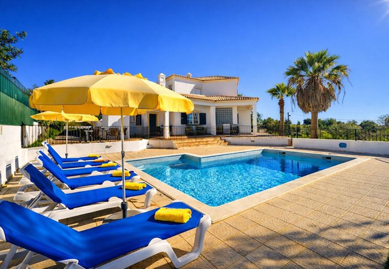 Holiday villa in Albufeira with private swimming pool, sun loungers and outdoor area for 11 guests
