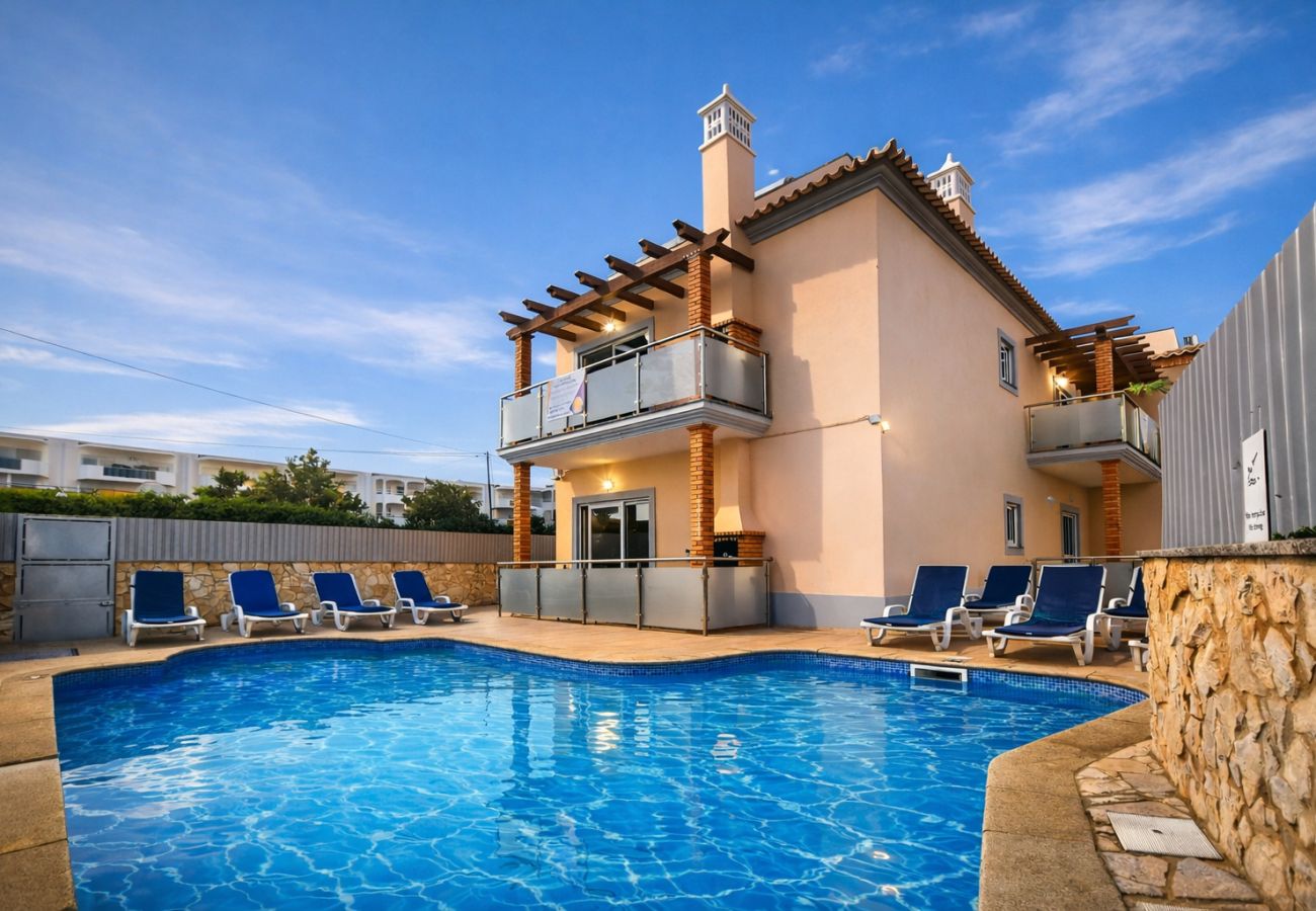 Apartment in a condominium with shared swimming pool and outdoor area, located on the Strip in Albufeira