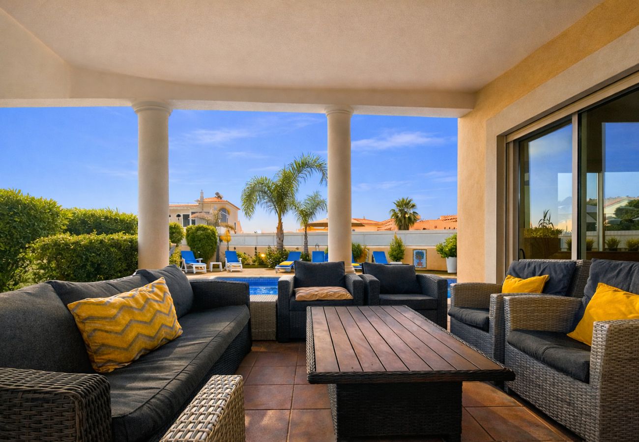 Terrasse d’une villa avec piscine à 500 mètres de la plage à Albufeira