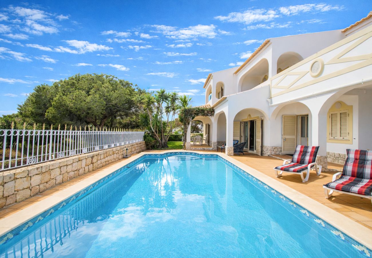 Piscine privée attenante à la maison avec espace extérieur calme à Falésia