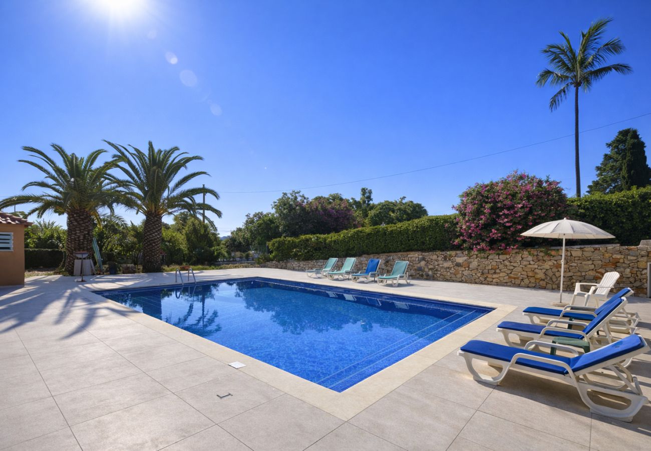 Piscine partagée dans une copropriété résidentielle à Quarteira